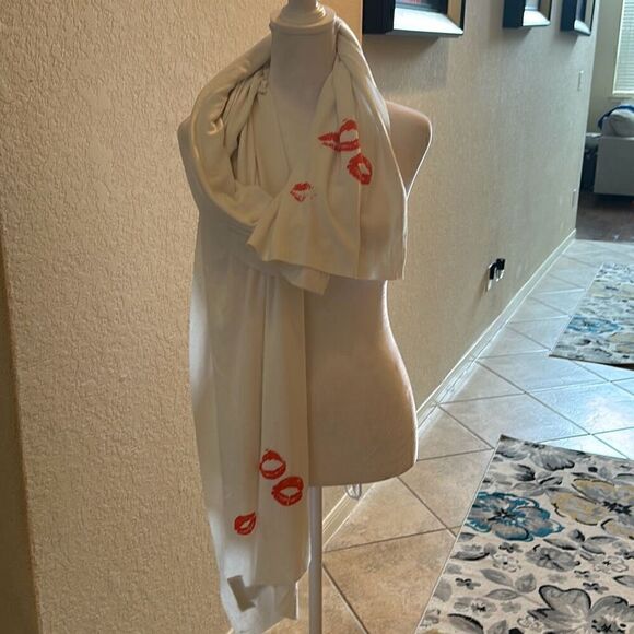 Wildfox Womens Lipstick Kiss Graphic Print Scarf White Red Lips Comfy Lounge New - Picture 3 of 6